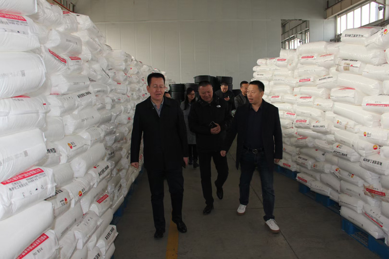 新疆天業(yè)集團(tuán)公司董事長(zhǎng)李河、譚新民等人蒞臨陜西甘霖實(shí)業(yè)公司考察指導(dǎo)工作