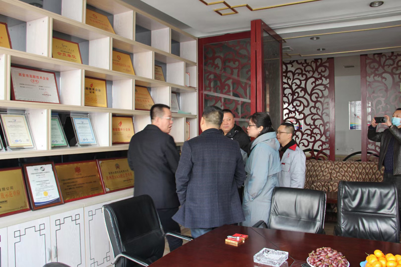 新疆天業(yè)集團(tuán)公司董事長(zhǎng)李河、譚新民等人蒞臨陜西甘霖實(shí)業(yè)公司考察指導(dǎo)工作