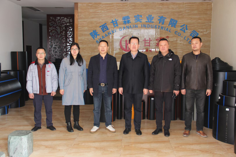 新疆天業(yè)集團(tuán)公司董事長(zhǎng)李河、譚新民等人蒞臨陜西甘霖實(shí)業(yè)公司考察指導(dǎo)工作